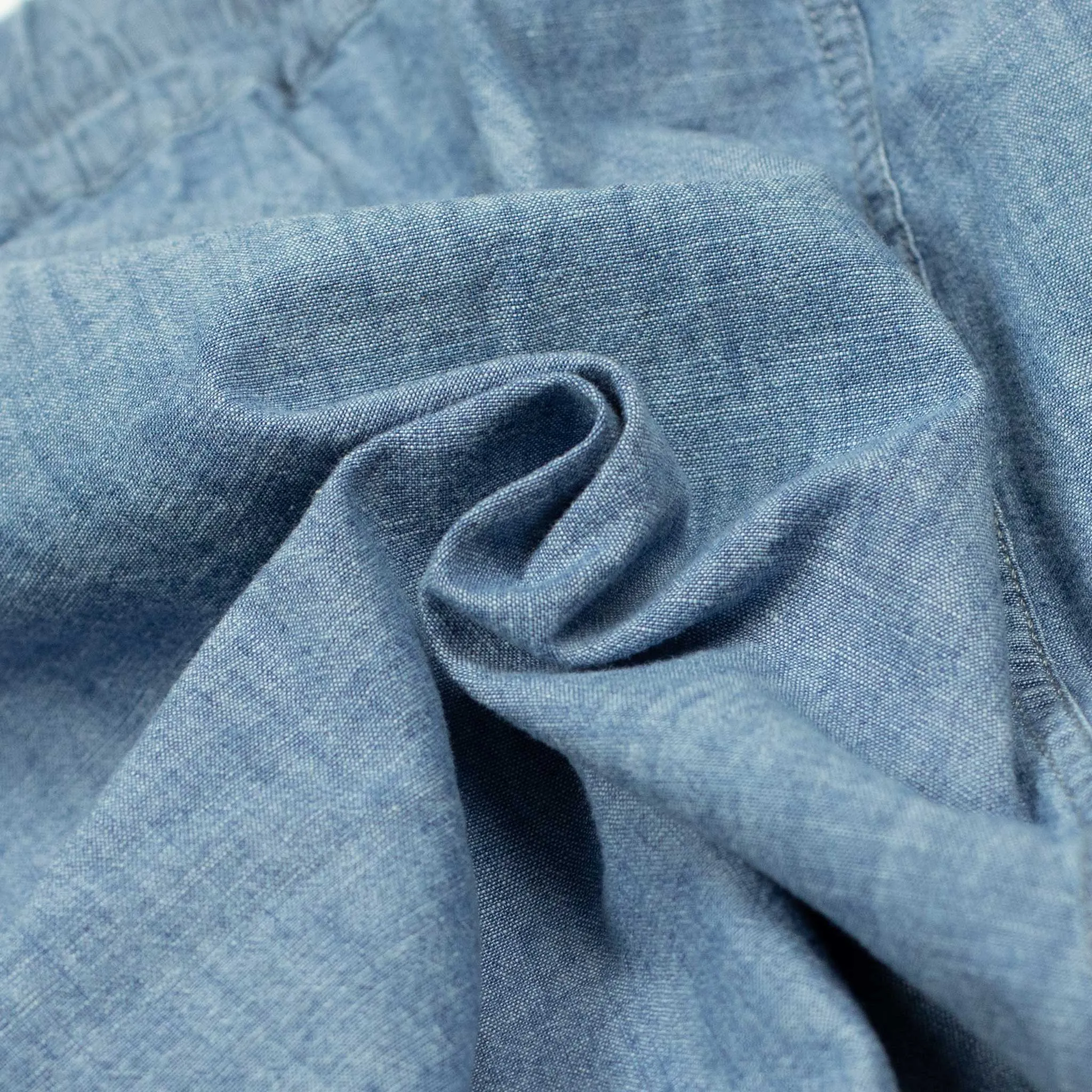 Easy shorts in light blue cotton chambray